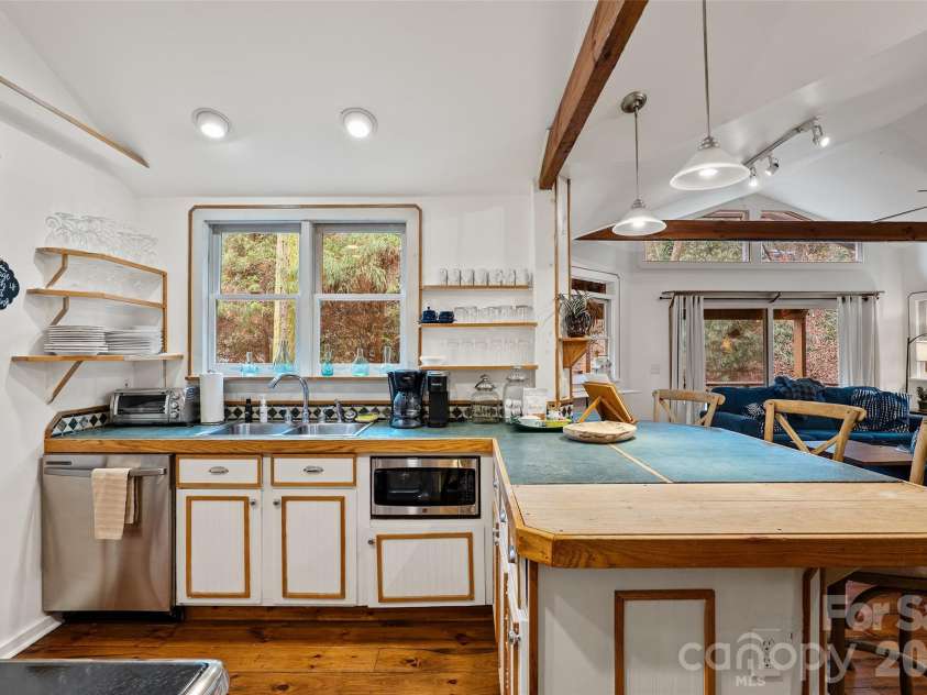 125 Little Willow Circle, Hendersonville, NC 28739.  MLS# CAR4403476, YatesRealty ID 44489. 