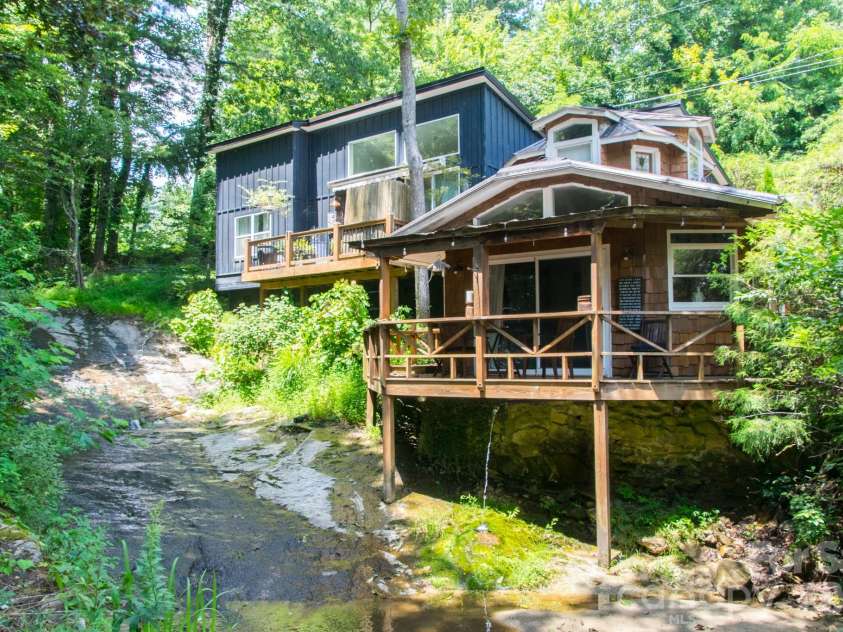 125 Little Willow Circle, Hendersonville, NC 28739.  MLS# CAR4403476, YatesRealty ID 44489. 