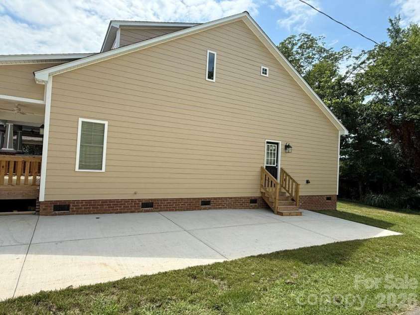 133 CIRCLE Drive, Salisbury, NC 28144.  MLS# CAR4414918, YatesRealty ID 44493. Side view