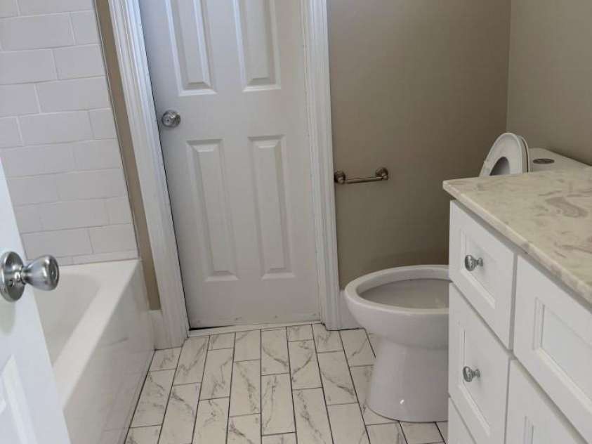133 CIRCLE Drive, Salisbury, NC 28144.  MLS# CAR4414918, YatesRealty ID 44493. Upstairs bathroom