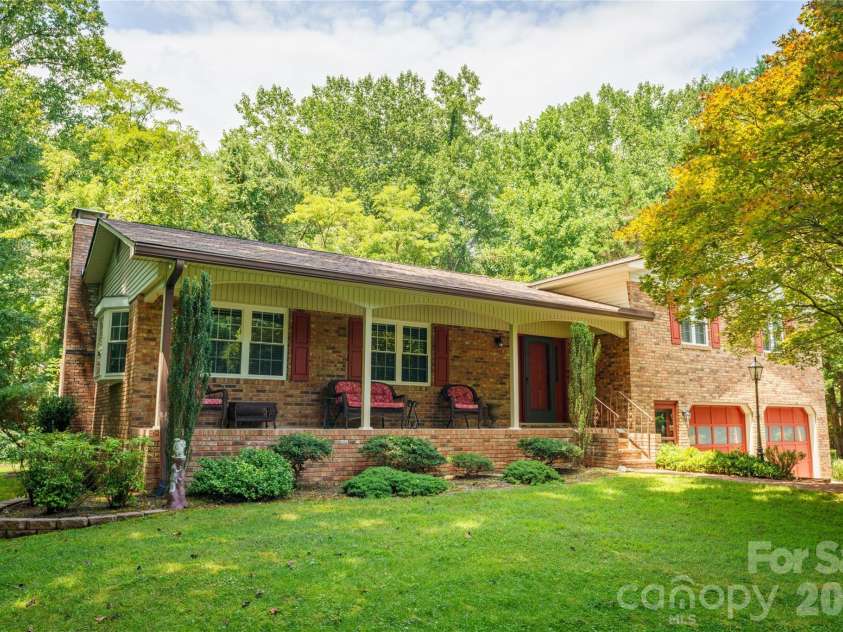 4 Hunters Lane, Hendersonville, NC 28791.  MLS# CAR4413010, YatesRealty ID 44499. 