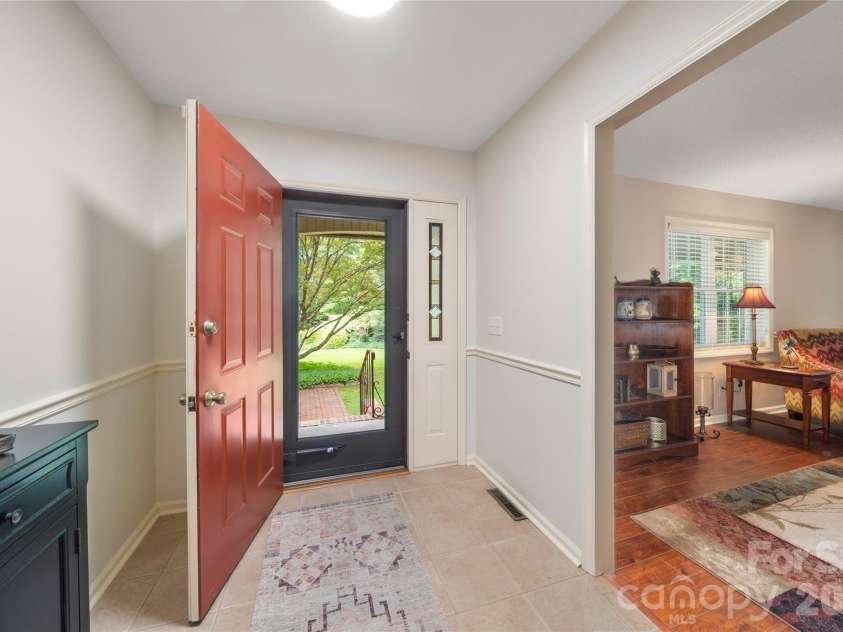 4 Hunters Lane, Hendersonville, NC 28791.  MLS# CAR4413010, YatesRealty ID 44499. 