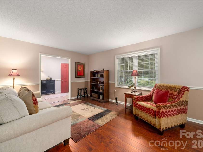 4 Hunters Lane, Hendersonville, NC 28791.  MLS# CAR4413010, YatesRealty ID 44499. 
