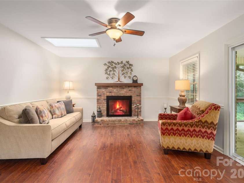4 Hunters Lane, Hendersonville, NC 28791.  MLS# CAR4413010, YatesRealty ID 44499. 
