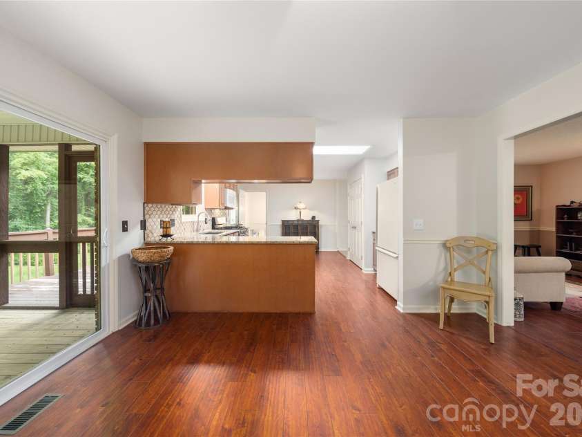 4 Hunters Lane, Hendersonville, NC 28791.  MLS# CAR4413010, YatesRealty ID 44499. 