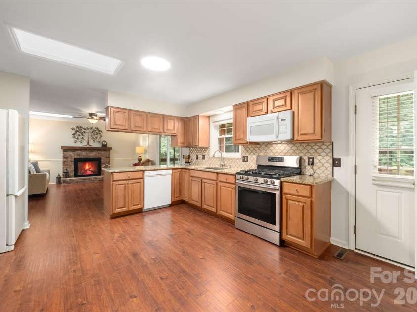 4 Hunters Lane, Hendersonville, NC 28791.  MLS# CAR4413010, YatesRealty ID 44499. 