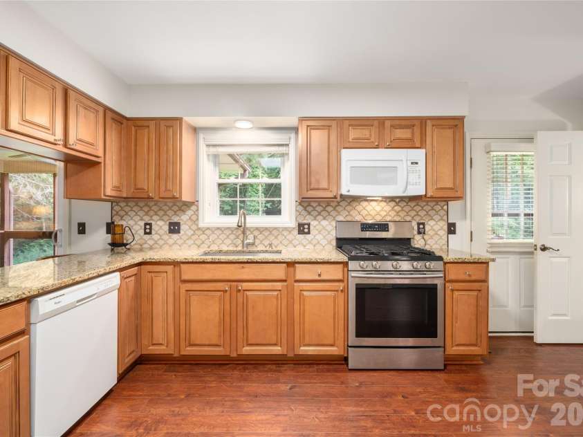 4 Hunters Lane, Hendersonville, NC 28791.  MLS# CAR4413010, YatesRealty ID 44499. 