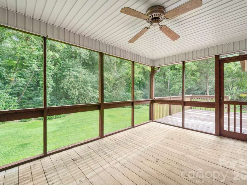 4 Hunters Lane, Hendersonville, NC 28791.  MLS# CAR4413010, YatesRealty ID 44499. 