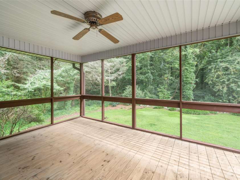 4 Hunters Lane, Hendersonville, NC 28791.  MLS# CAR4413010, YatesRealty ID 44499. 