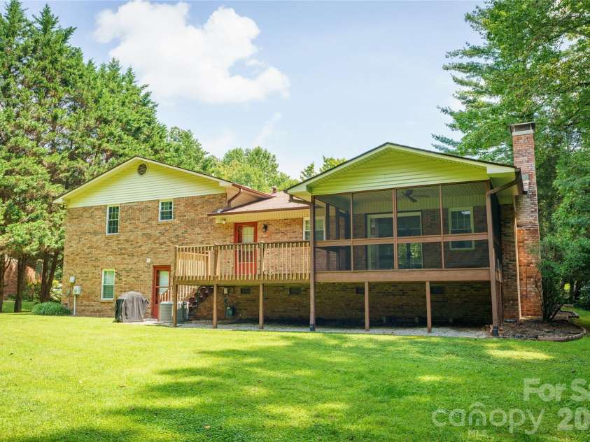 4 Hunters Lane, Hendersonville, NC 28791.  MLS# CAR4413010, YatesRealty ID 44499. 