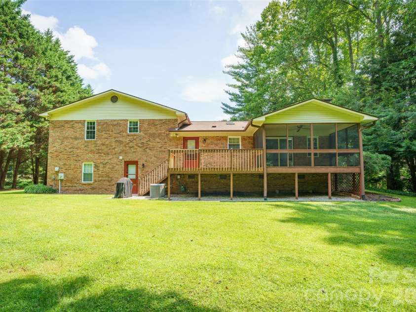4 Hunters Lane, Hendersonville, NC 28791.  MLS# CAR4413010, YatesRealty ID 44499. 