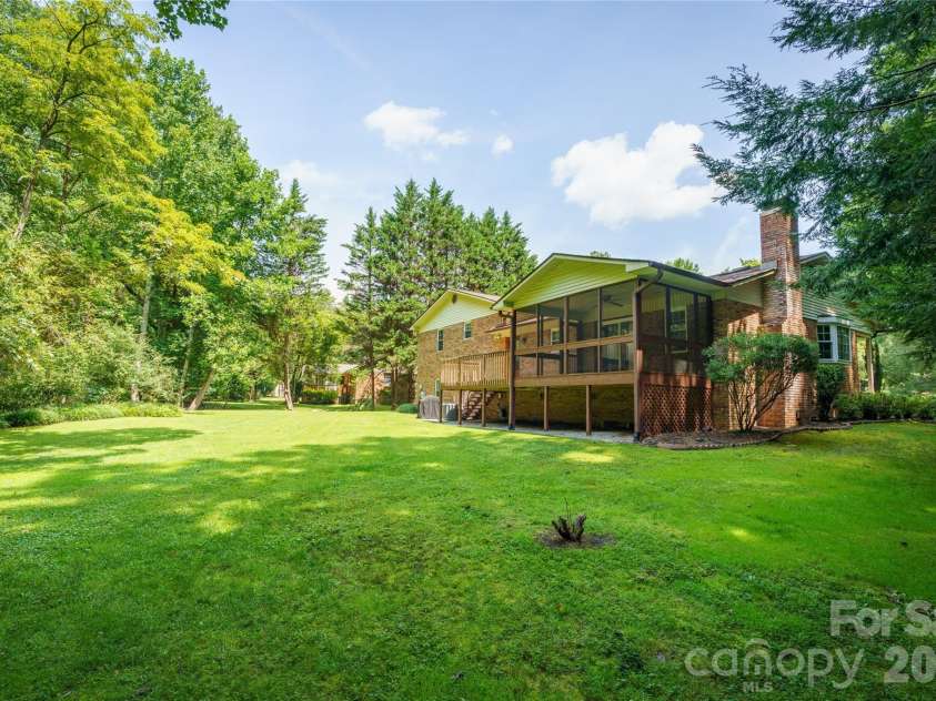 4 Hunters Lane, Hendersonville, NC 28791.  MLS# CAR4413010, YatesRealty ID 44499. 