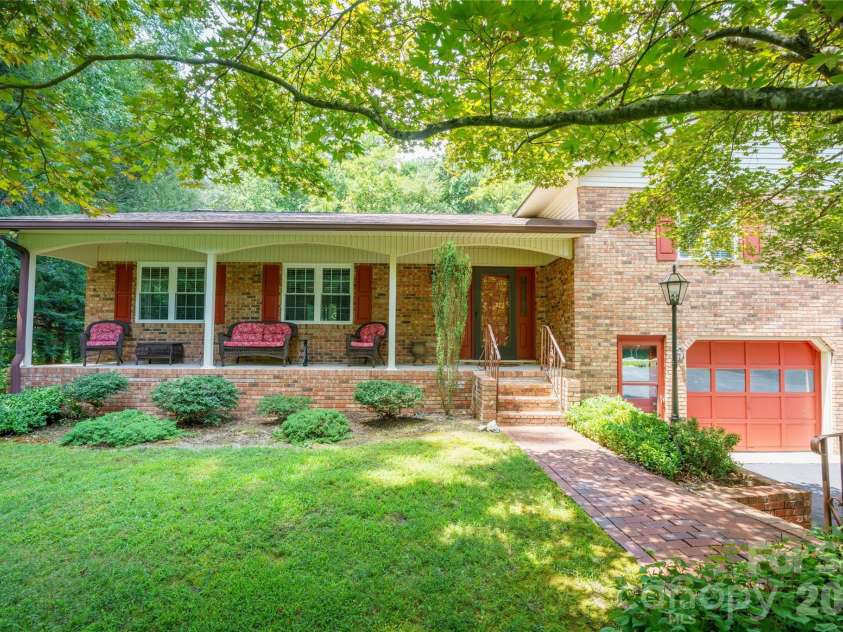 4 Hunters Lane, Hendersonville, NC 28791.  MLS# CAR4413010, YatesRealty ID 44499. 