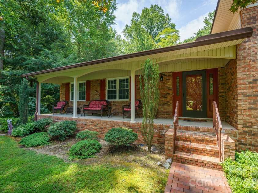 4 Hunters Lane, Hendersonville, NC 28791.  MLS# CAR4413010, YatesRealty ID 44499. 