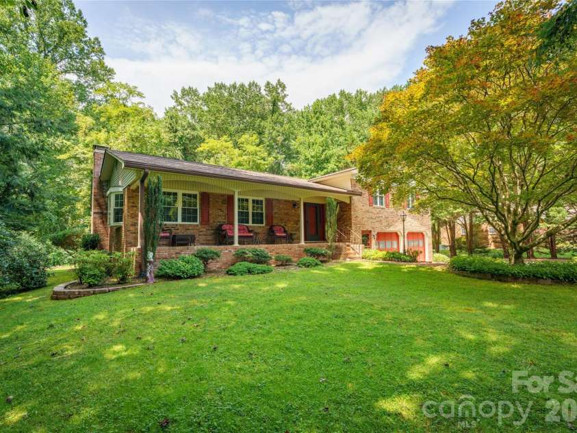 4 Hunters Lane, Hendersonville, NC 28791.  MLS# CAR4413010, YatesRealty ID 44499. 
