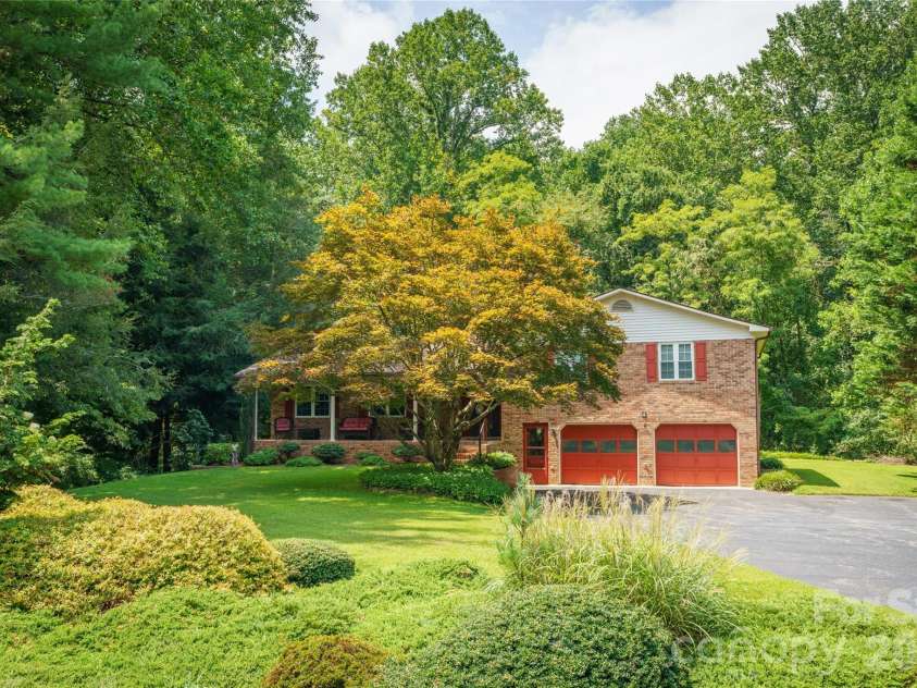 4 Hunters Lane, Hendersonville, NC 28791.  MLS# CAR4413010, YatesRealty ID 44499. 