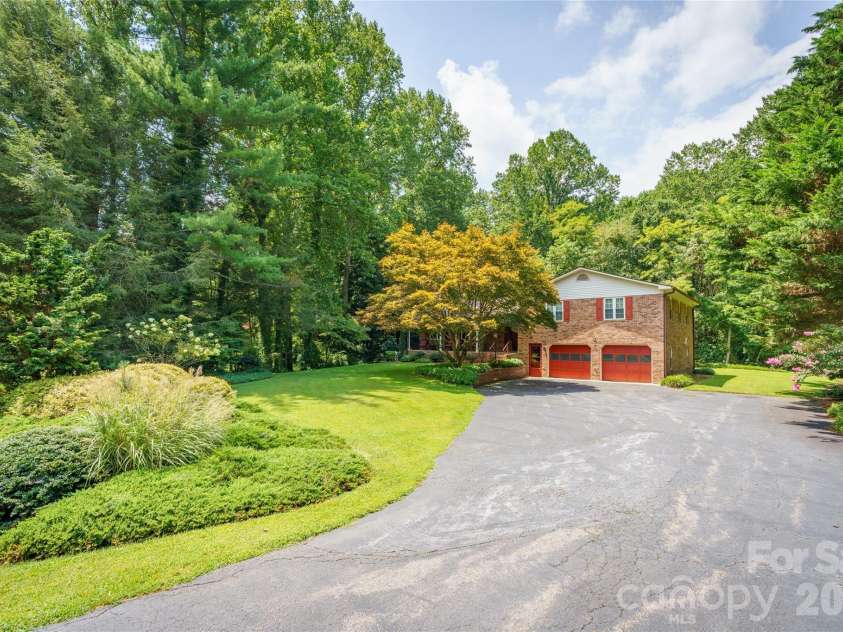4 Hunters Lane, Hendersonville, NC 28791.  MLS# CAR4413010, YatesRealty ID 44499. 