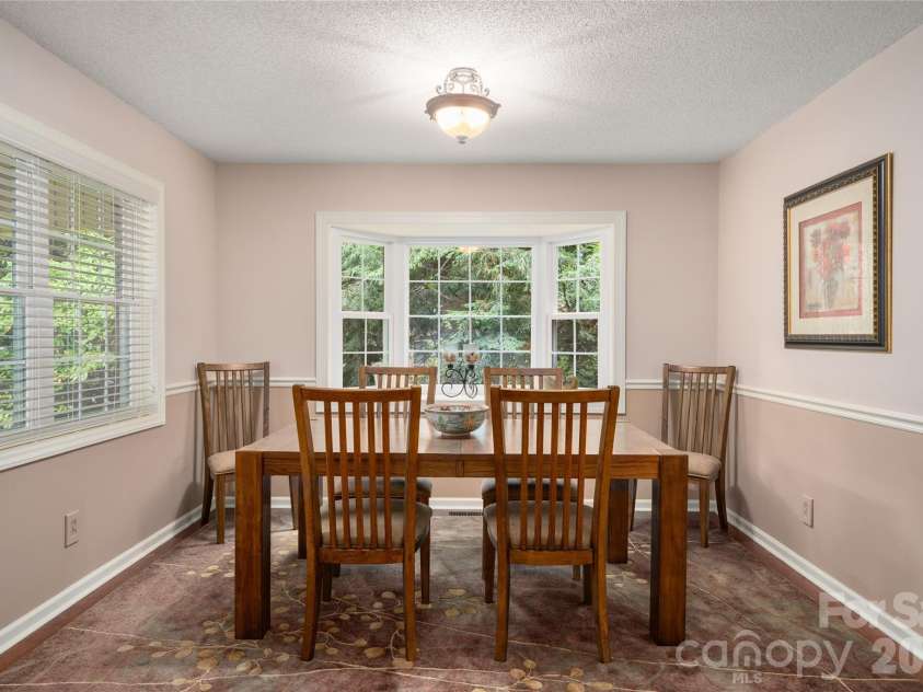 4 Hunters Lane, Hendersonville, NC 28791.  MLS# CAR4413010, YatesRealty ID 44499. Dinning