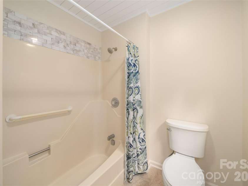 4 Hunters Lane, Hendersonville, NC 28791.  MLS# CAR4413010, YatesRealty ID 44499. Primary Bathroom