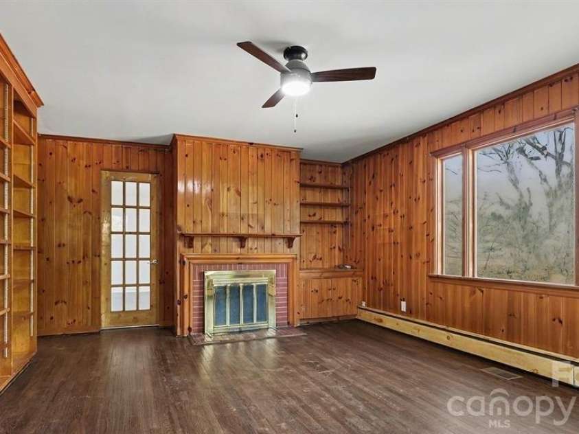 225 Valley View Place, Salisbury, NC 28144.  MLS# CAR4414931, YatesRealty ID 44500. Den w/ fireplace
