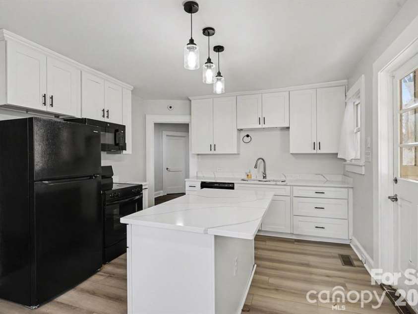 225 Valley View Place, Salisbury, NC 28144.  MLS# CAR4414931, YatesRealty ID 44500. Kitchen island w/ cabinets
