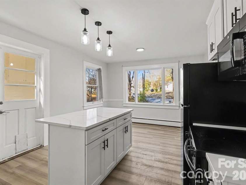 225 Valley View Place, Salisbury, NC 28144.  MLS# CAR4414931, YatesRealty ID 44500. Kitchen w/ island