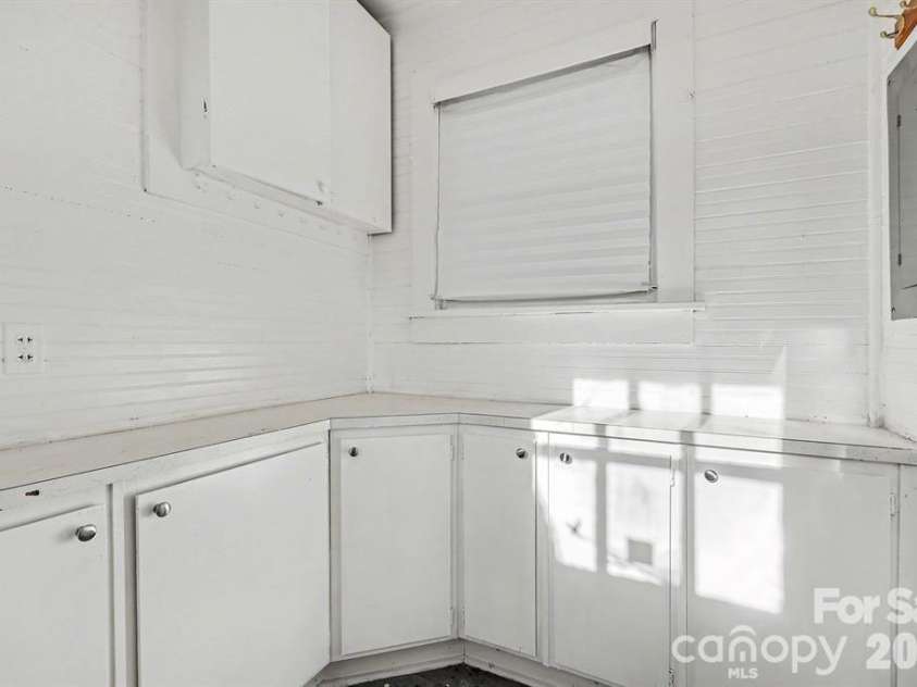 225 Valley View Place, Salisbury, NC 28144.  MLS# CAR4414931, YatesRealty ID 44500. Mudroom/pantry off kitchen