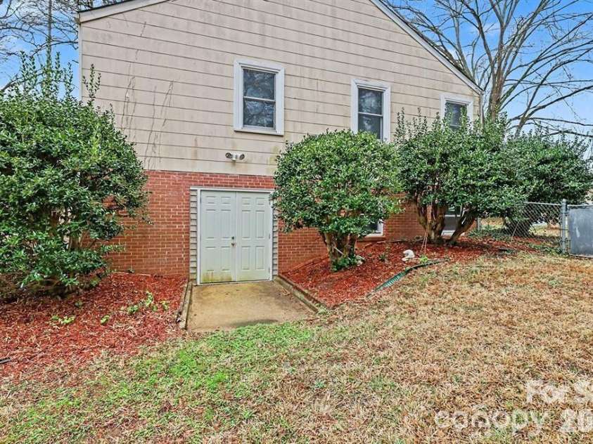 225 Valley View Place, Salisbury, NC 28144.  MLS# CAR4414931, YatesRealty ID 44500. Walkout bsmt