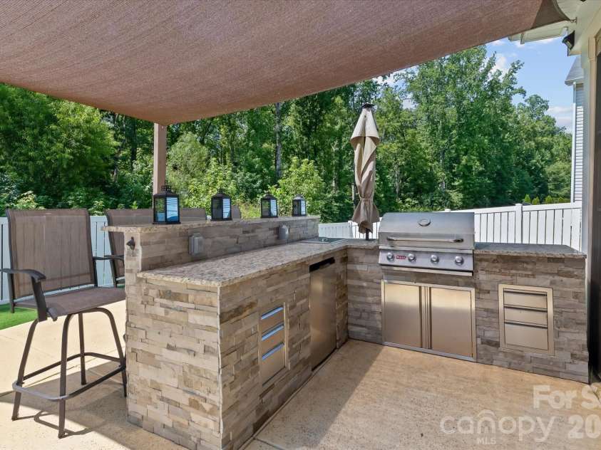 7513 Meridale Forest Drive, Charlotte, NC 28269.  MLS# CAR4414384, YatesRealty ID 44504. Custom Outdoor Kitchen perfect for entertaining!