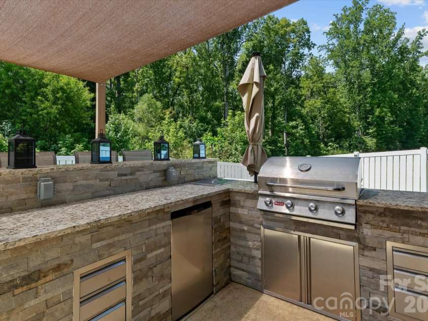 7513 Meridale Forest Drive, Charlotte, NC 28269.  MLS# CAR4414384, YatesRealty ID 44504. Custom Outdoor Kitchen perfect for entertaining!