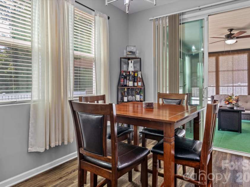 7513 Meridale Forest Drive, Charlotte, NC 28269.  MLS# CAR4414384, YatesRealty ID 44504. Everyday Dining