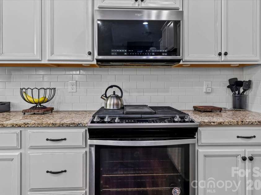 7513 Meridale Forest Drive, Charlotte, NC 28269.  MLS# CAR4414384, YatesRealty ID 44504. Gas Range