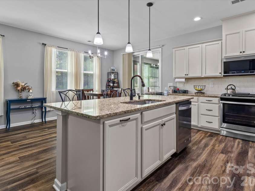 7513 Meridale Forest Drive, Charlotte, NC 28269.  MLS# CAR4414384, YatesRealty ID 44504. Open Kitchen