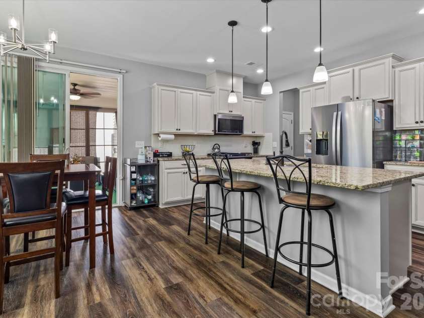 7513 Meridale Forest Drive, Charlotte, NC 28269.  MLS# CAR4414384, YatesRealty ID 44504. Open Kitchen