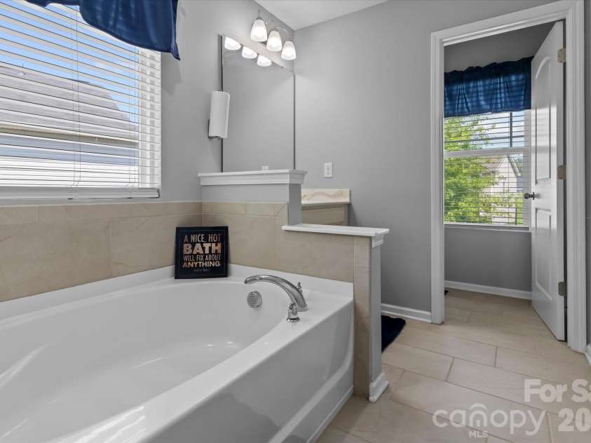 7513 Meridale Forest Drive, Charlotte, NC 28269.  MLS# CAR4414384, YatesRealty ID 44504. Primary Bathroom with soaking tub