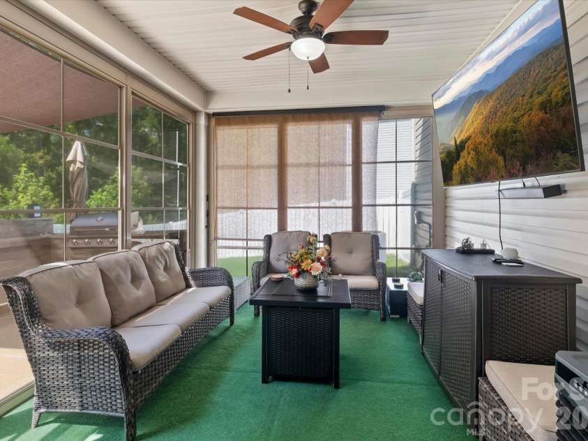 7513 Meridale Forest Drive, Charlotte, NC 28269.  MLS# CAR4414384, YatesRealty ID 44504. Sunroom with Eze Breeze Windows