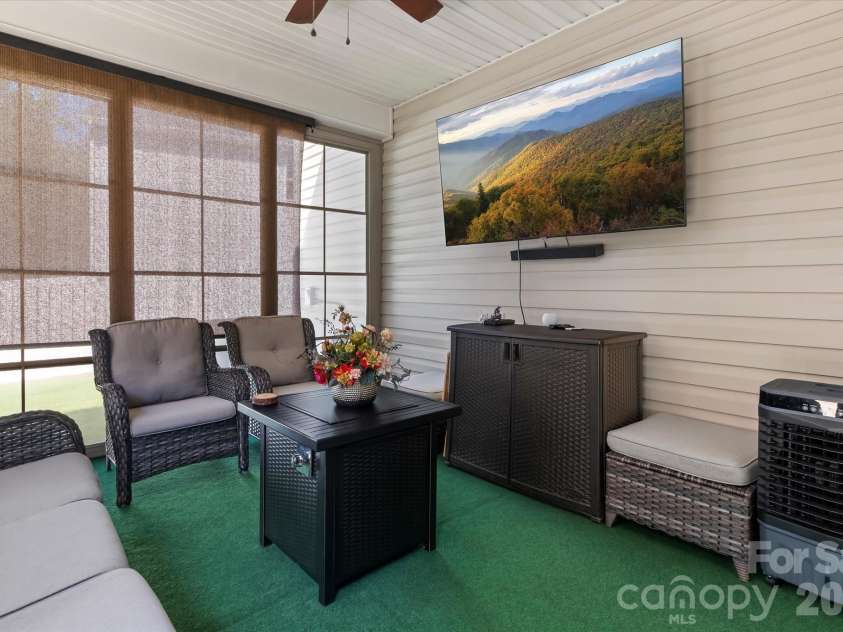 7513 Meridale Forest Drive, Charlotte, NC 28269.  MLS# CAR4414384, YatesRealty ID 44504. Sunroom with Eze Breeze Windows