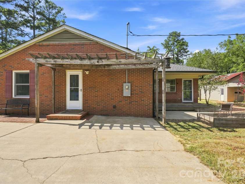 2038 Hempstead Road, Rock Hill, SC 29732.  MLS# CAR4413703, YatesRealty ID 44514. 
