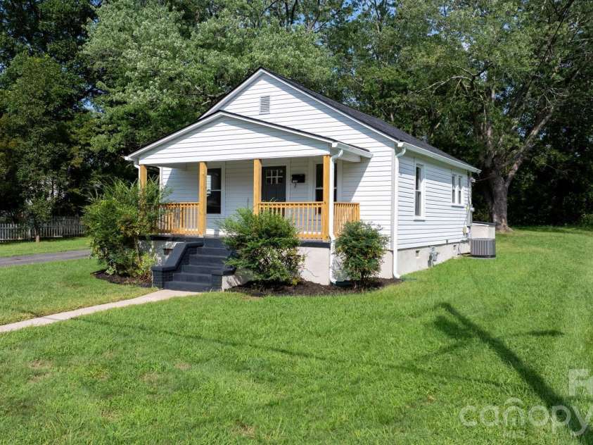 1320 14th Street Drive, Hickory, NC 28601.  MLS# CAR4414927, YatesRealty ID 44518. 