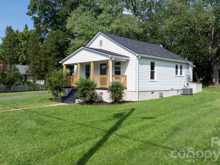 1320 14th Street Drive, Hickory, NC 28601.  MLS# CAR4414927, YatesRealty ID 44518. 