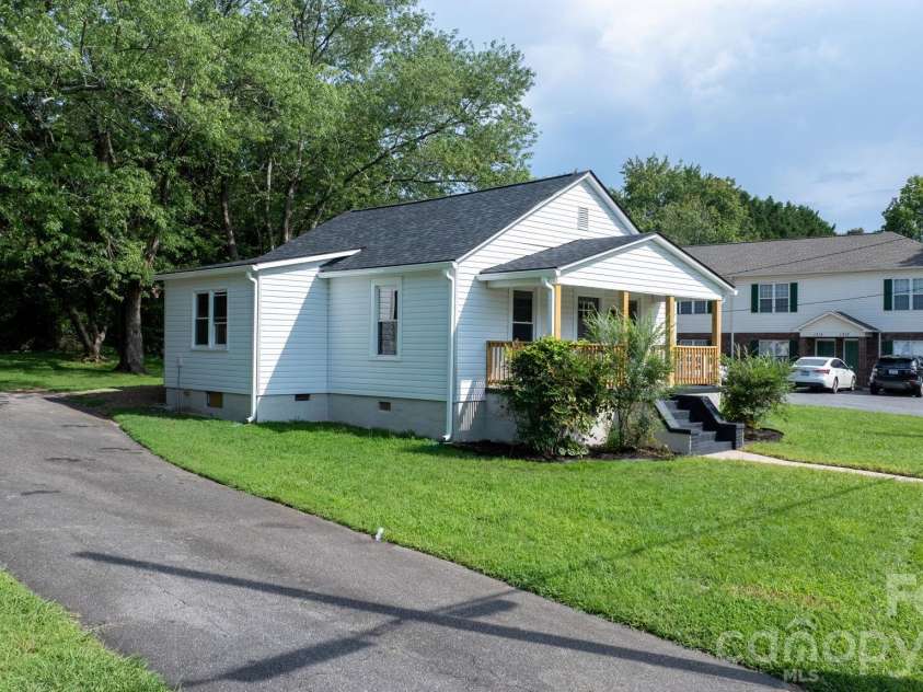 1320 14th Street Drive, Hickory, NC 28601.  MLS# CAR4414927, YatesRealty ID 44518. 
