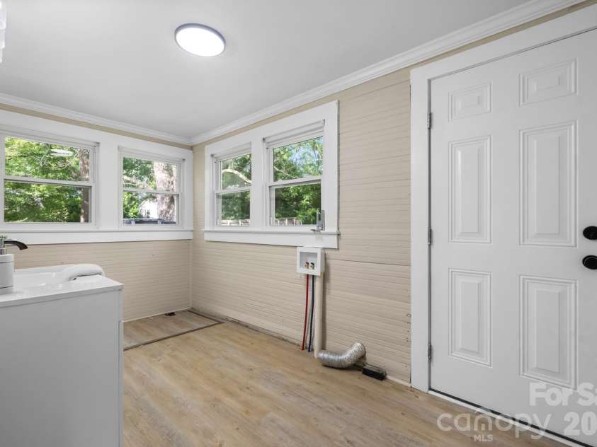 1320 14th Street Drive, Hickory, NC 28601.  MLS# CAR4414927, YatesRealty ID 44518. 