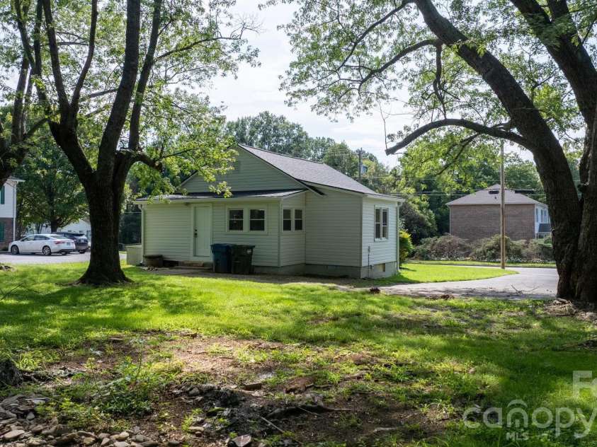 1320 14th Street Drive, Hickory, NC 28601.  MLS# CAR4414927, YatesRealty ID 44518. 
