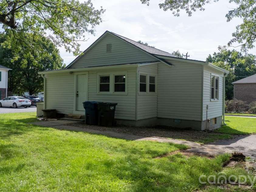 1320 14th Street Drive, Hickory, NC 28601.  MLS# CAR4414927, YatesRealty ID 44518. 