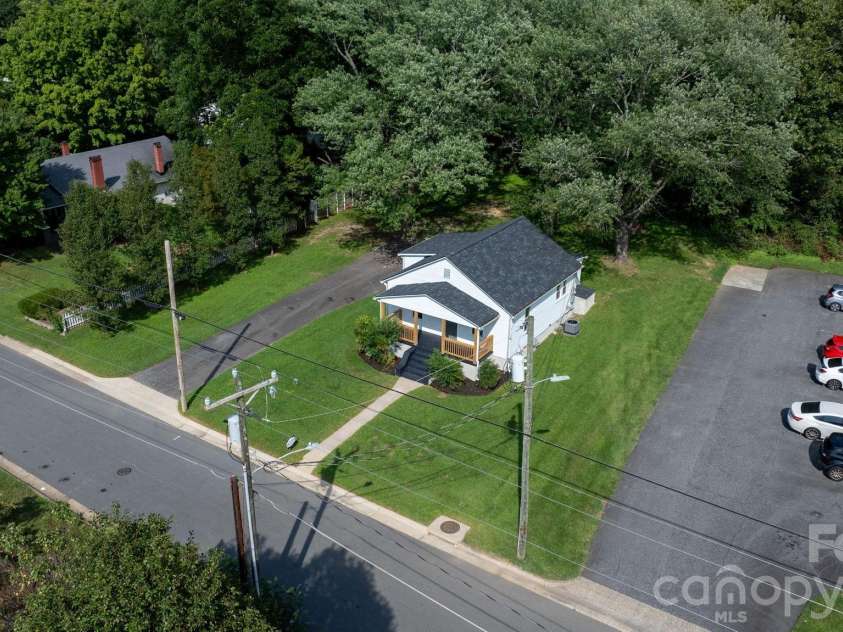 1320 14th Street Drive, Hickory, NC 28601.  MLS# CAR4414927, YatesRealty ID 44518. 