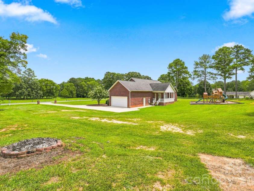 1134 Oakwood Drive, Chester, SC 29706.  MLS# CAR4414941, YatesRealty ID 44519. 