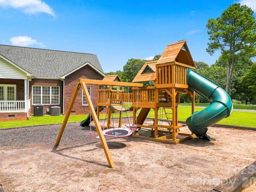 1134 Oakwood Drive, Chester, SC 29706.  MLS# CAR4414941, YatesRealty ID 44519. 