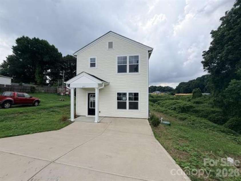 211 8th Avenue, Gastonia, NC 28054.  MLS# CAR4414650, YatesRealty ID 44520. 