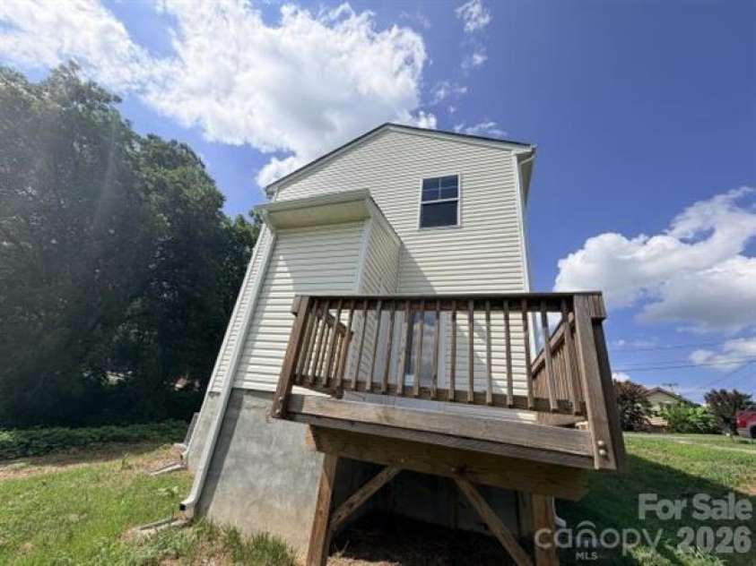 211 8th Avenue, Gastonia, NC 28054.  MLS# CAR4414650, YatesRealty ID 44520. 