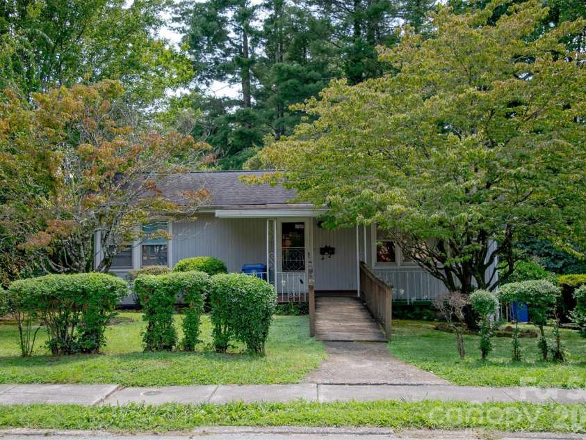 1006 3rd Avenue, Hendersonville, NC 28739.  MLS# CAR4413796, YatesRealty ID 44522. 